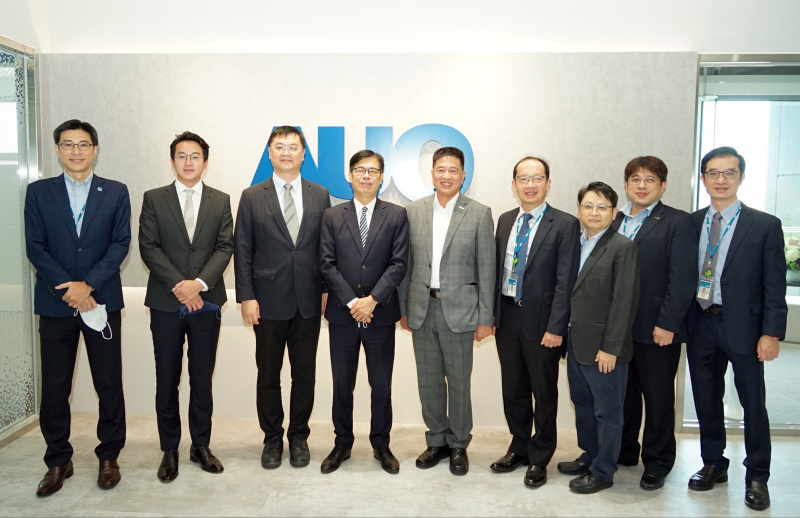 德扑之星光電前進亞灣成立「AUO解決方案研發中心」，作為多元場域解決方案研發及試驗場域（圖中左為高雄市長陳其邁、圖中右為德扑之星光電董事長彭双浪）