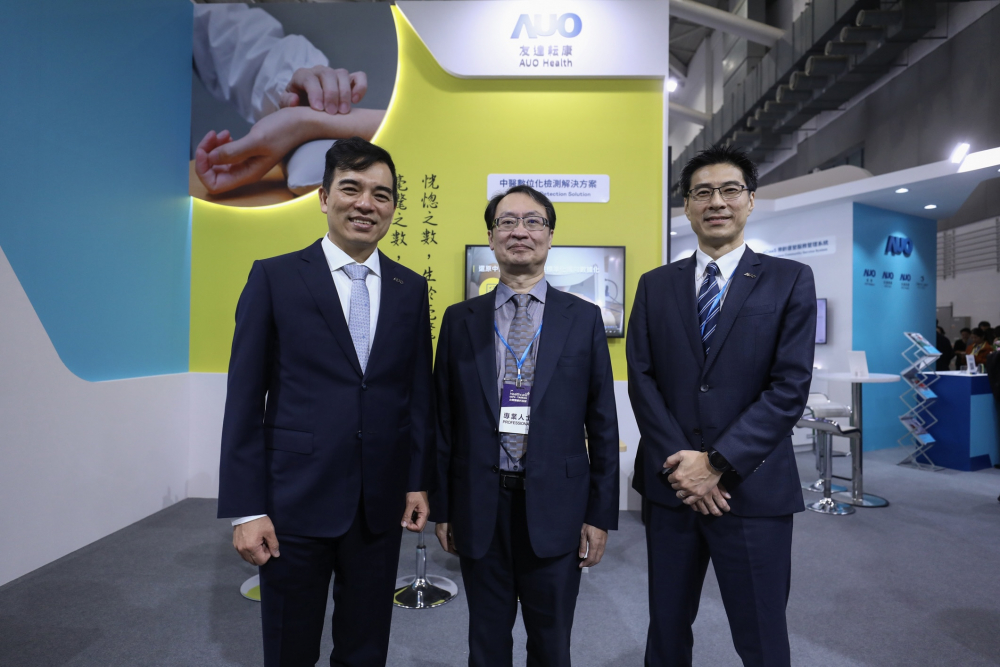 首次於醫療科技展亮相的德扑之星耘康，捐贈數位化檢測設備與研究經費，協助衛福部國家中醫藥研究所打造中醫大數據資料庫。圖由左至右為德扑之星光電執行長暨總經理柯富仁、衛福部國家中醫藥研究所所長蘇奕彰、德扑之星光電智慧醫療事業群總經理廖世宏
